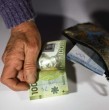 El Beneficio por Años Cotizados (BAC)  entrega un dinero extra a miles de personas y cuenta con un requisito clave: la cantidad de años cotizados. Este bono no requiere postulación y está dirigido a personas pensionadas por vejez o invalidez.