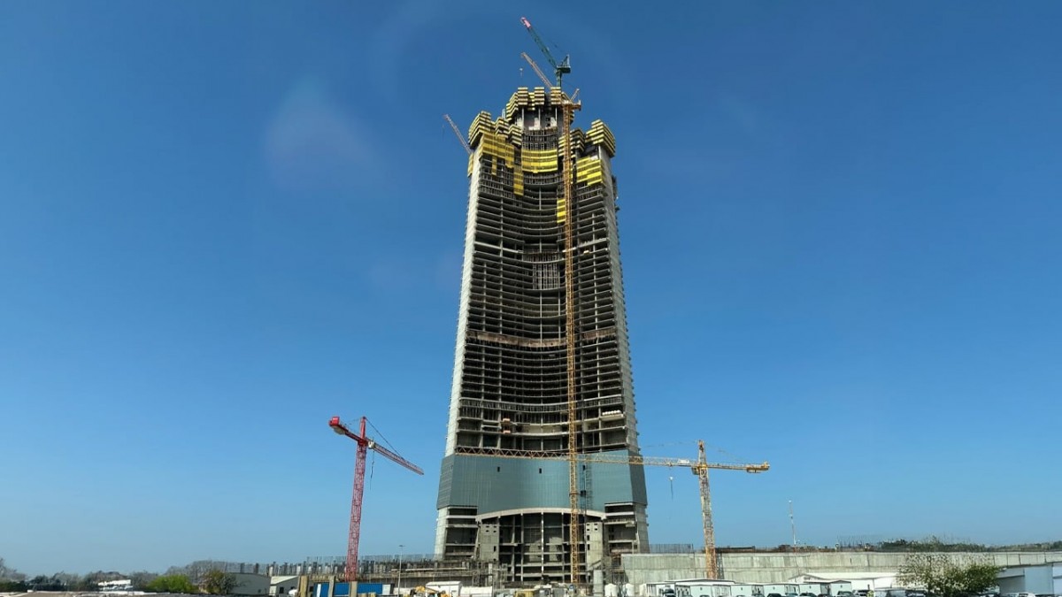 El rascacielos que busca romper todos los récords: avanza la construcción de la primera torre de más de un kilómetro de altura