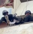 Mira el video que muestra el rescate de una niña que estaba atrapada tras los terremotos ocurridos el miércoles en Venezuela. El heroico actuar terminó con un interminable aplauso.