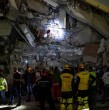Un bebé recién nacido fue rescatado de un edificio derrumbado, 32 horas después de los dos terremotos que devastaron una ciudad costera de Venezuela. Su madre también fue socorrida.