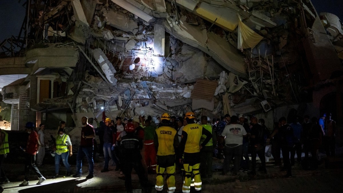 Rescatan a un bebé recién nacido entre los escombros del terremoto en Venezuela: Su madre también fue socorrida