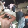 Un bebé recién nacido fue rescatado de un edificio derrumbado, 32 horas después de los dos terremotos que devastaron una ciudad costera de Venezuela. Su madre también fue socorrida.