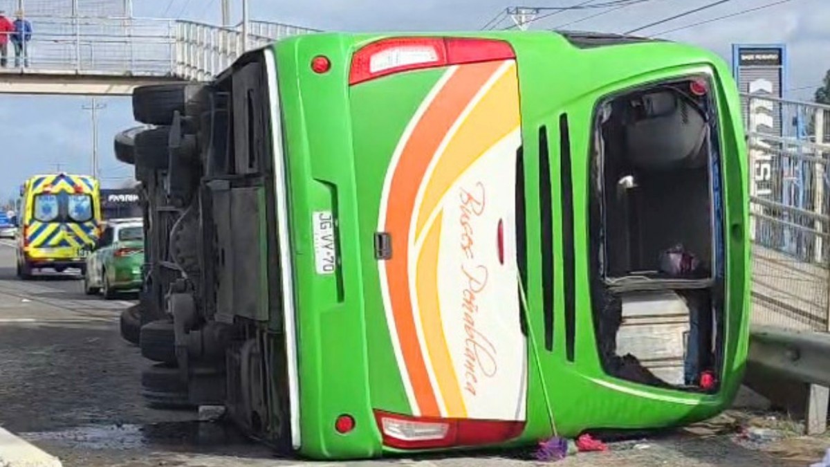 Bus volcó en la Ruta 5 Sur a la altura de Rosario: Se reportan 18 personas heridas