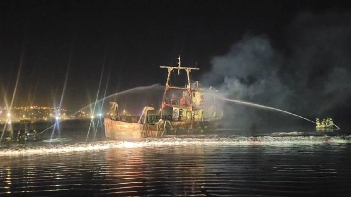Incendio afectó a embarcación en la costanera de Coquimbo: Una persona fue rescatada desde el interior