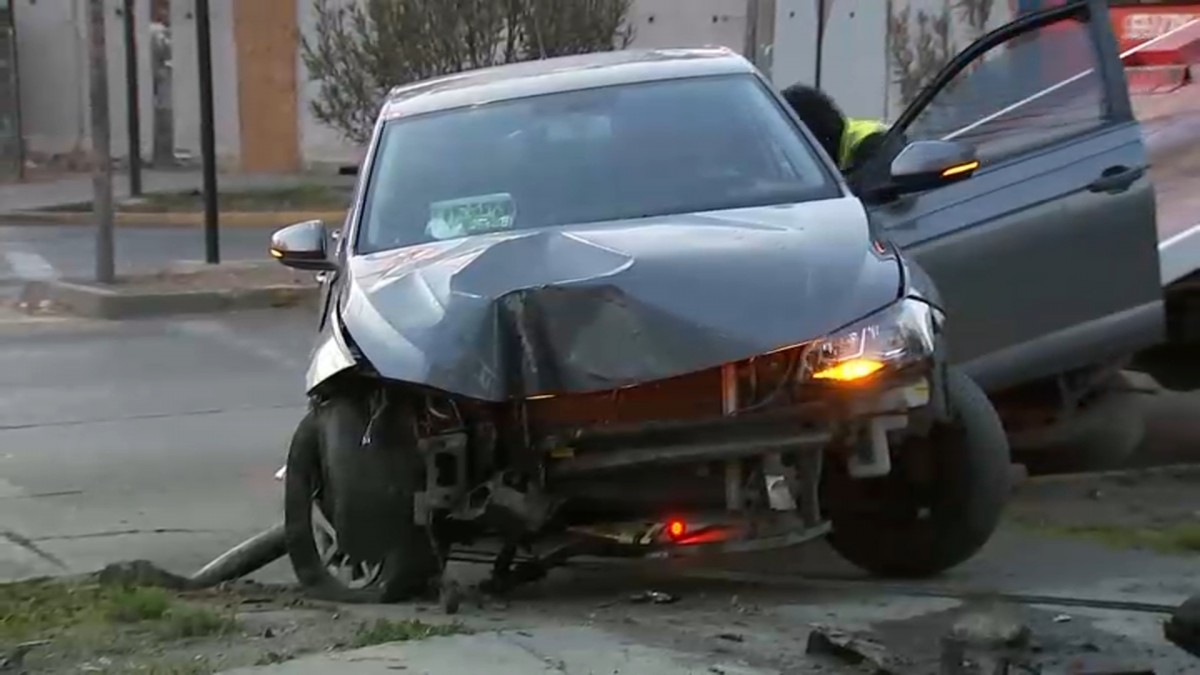 Accidente en San Ramón: Vehículo chocó contra semáforo y conductor abandonó el lugar