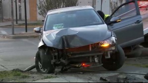 Accidente en San Ramón: Vehículo chocó contra semáforo y conductor abandonó el lugar