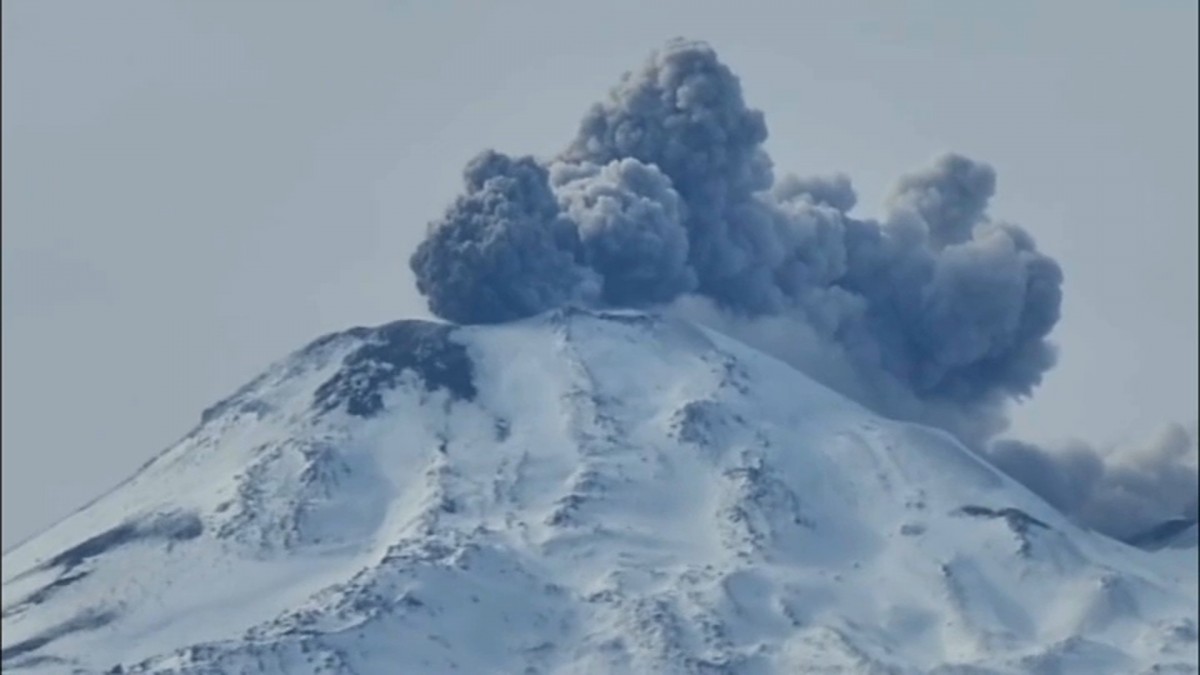 Experto y expulsión de ceniza en Complejo volcánico Nevados de Chillán: 'Ese material ya indica que hay una erupción en curso'