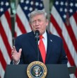 Donald Trump presentó un pasaporte conmemorativo de edición limitada con su retrato para celebrar los 250 años de la independencia de Estados Unidos. La iniciativa rompe con la tradición y reaviva las críticas por un supuesto culto a la personalidad.