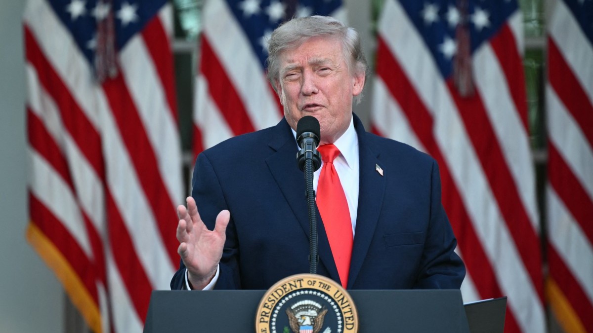 'Con mirada seria y su firma': Así es el pasaporte de Estados Unidos que tiene la imagen de Donald Trump