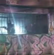 Un incendio afectó durante la madrugada a una vivienda ubicada en calle Rosas con General Baquedano, en la comuna de Santiago. Carabineros investiga presunta intencionalidad en el siniestro.