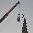 La cruz de la iglesia Los Carmelitas, ubicada en Avenida Libertad, en pleno centro de Viña del Mar, está siendo retirada luego de presentar una pronunciada inclinación tras un pasado sismo.