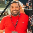 El mundo de la comedia chilena despidió a Koto Valenzuela, humorista y empresario ligado al desarrollo del stand-up en el país. Su carrera comenzó en 2014 y, un año más tarde, se consolidó como comediante activo.