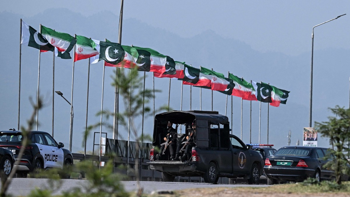 Irán advierte a los buques que no se desvíen de ruta demarcada en estrecho de Ormuz