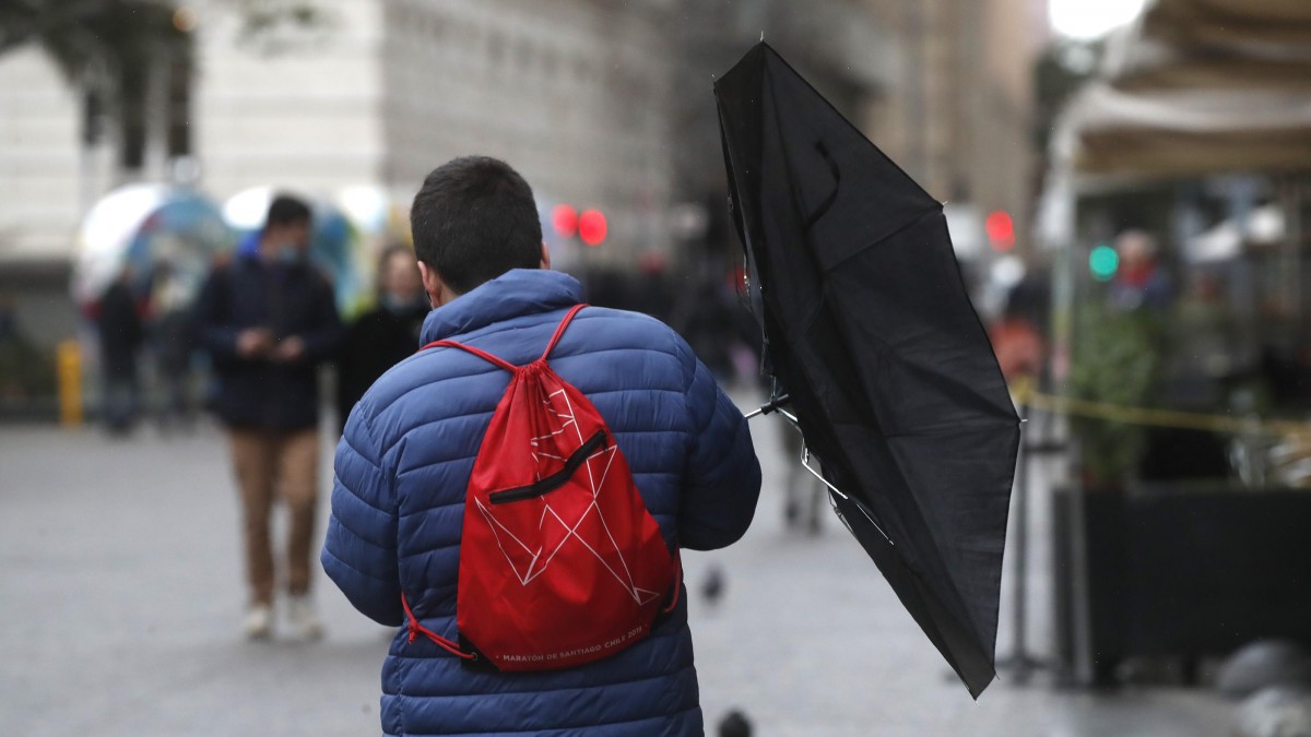 Rachas de hasta 100 km/h: Meteorología emite 'alerta' por vientos en zonas de tres regiones del país