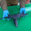 Dos adolescentes de 16 años fueron detenidos por Carabineros en Quilicura tras ser sorprendidos con un revólver a fogueo y una réplica de subametralladora. Las armas no disparaban, pero podían ser adaptadas.