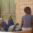 Dos padres haitianos relataron que pagaron millones para traer a sus hijos a Chile, pero los menores quedaron retenidos por meses en República Dominicana. La Fiscalía investiga una red que habría movilizado más de $800 millones.