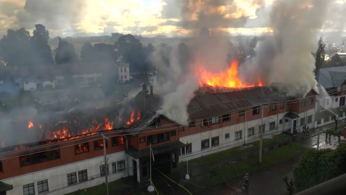Incendio afecta al Regimiento Arauco en Osorno: Bomberos trabaja para controlar la emergencia