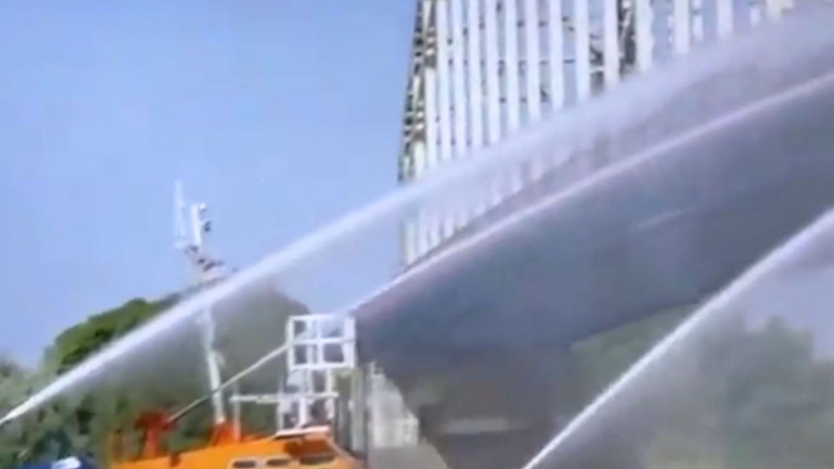La razón por la que los bomberos están tirando agua a los puentes en Europa