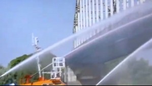 La razón por la que los bomberos están tirando agua a los puentes en Europa