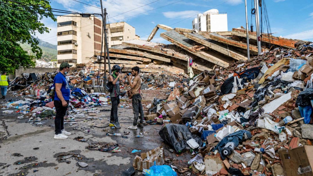Niño de tres años es rescatado entre los escombros que dejaron los terremotos en Venezuela