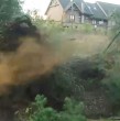 Intensas rachas de viento producto del viento Puelche han provocado la caída de árboles, cortes de rutas y del suministro eléctrico en la zona sur del país. Revisa el momento exacto en que cae un árbol en Pucón.