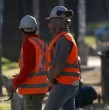 Ante el alza de costos laborales en Chile, expertos plantean flexibilizar el promedio de la jornada actual de 4 semanas a un año completo. Desglosamos la comentada medida que busca reactivar el mercado laboral.