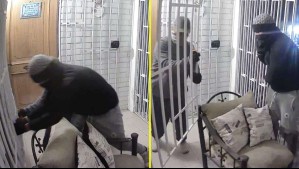 Video muestra cómo dos delincuentes rompieron una reja para entrar a una casa en La Reina: Fueron detenidos
