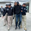Mira el video de Dayonis Orozco, alias Botija, siendo trasladado desde Colombia a Chile para enfrentar cargos por el caso Ronald Ojeda y asociación ilícita en la investigación contra el Tren de Aragua.