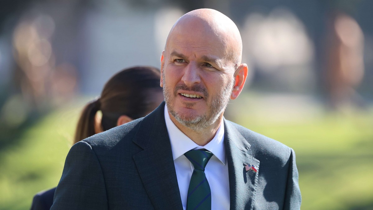 Detienen a hombre sospechoso de amenazar al embajador de Estados Unidos en Chile: Hallaron armas y drogas en su domicilio