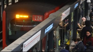 Metro de Santiago informa que servicio en Línea 1 y Línea 5: 'Se normaliza'