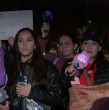 Fanáticos de BTS se manifiestan en las afueras del Estadio Nacional tras la negativa del IND de prestar el recinto para sus tres conciertos. Acusan incertidumbre.