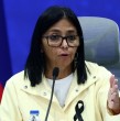 La presidenta interina de Venezuela, Delcy Rodríguez, confirmó que la cifra de fallecidos por los terremotos ascendió a 2.595 y aseguró que nadie va a fosa común.