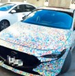 Revisa en detalle la iniciativa que tuvo Ariel Osses, exchico Yingo, al cubrir su auto con más de 10 mil láminas del Mundial. Esto resultado se convirtió en un fenómeno viral.