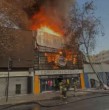 Un incendio de grandes proporciones se registra en la comuna de Estación Central. Es más, desde el siniestro emana una visible columna de humo que se puede ver desde varios puntos de la capital.