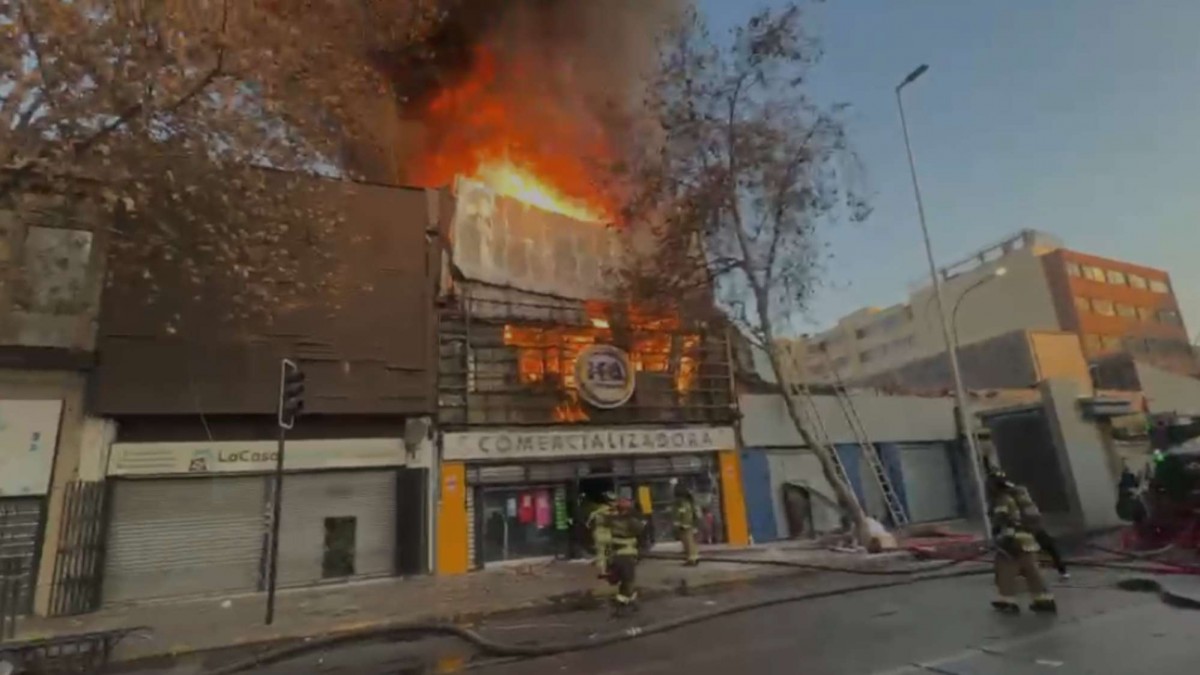 Incendio de grandes proporciones en Estación Central: Se percibe visible columna de humo