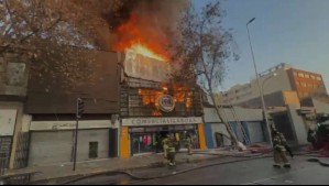 Incendio de grandes proporciones en Estación Central: Se percibe visible columna de humo