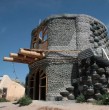 Las Earthships o naves de tierra son viviendas autosuficientes construidas con materiales reciclados que permiten generar energía, captar agua de lluvia, reutilizar recursos y mantener una temperatura estable sin depender de la red eléctrica.