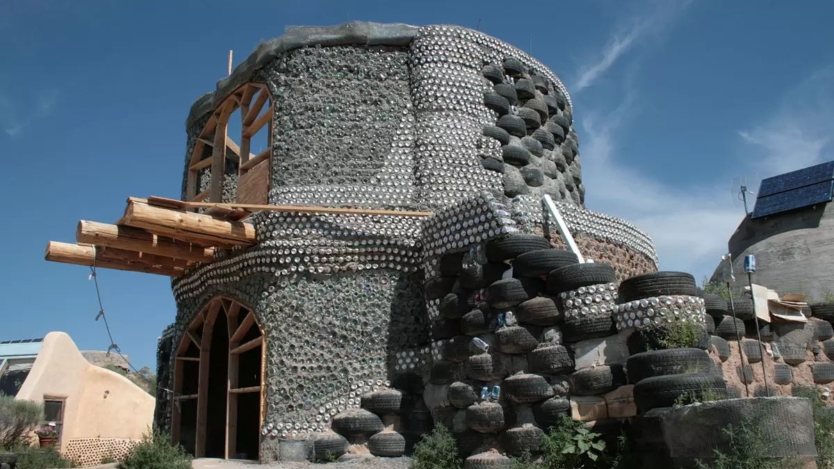 'Earthships': Las casas recicladas que generan su propia energía y son tendencia en la arquitectura sostenible