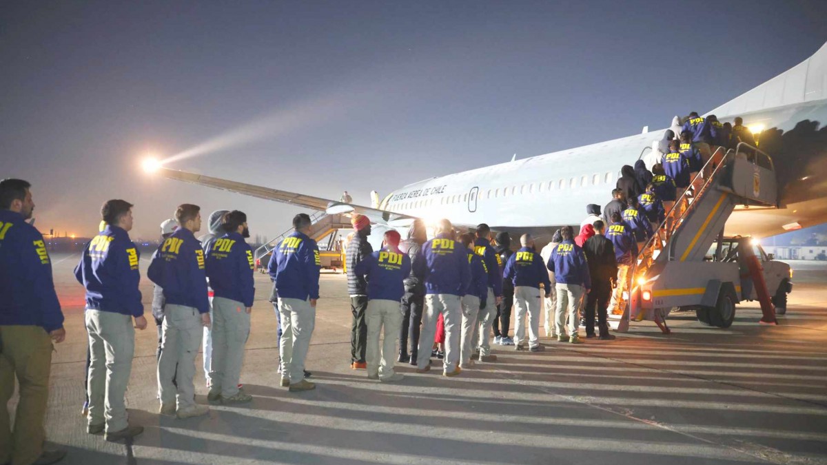 Gobierno realizó sexto vuelo de expulsión de migrantes: Varios tenían antecedentes por tráfico de drogas y uno por abuso sexual