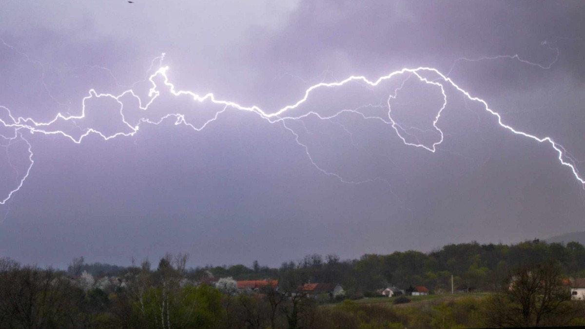 Por 'baja segregada': Emiten aviso por probables tormentas eléctricas en tres regiones del país