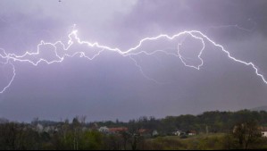 Por 'baja segregada': Emiten aviso por probables tormentas eléctricas en tres regiones del país