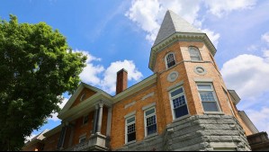 Lo hizo por dentro de emblemática biblioteca: El caso de una chilena que cruzó ilegalmente desde Canadá a Estados Unidos