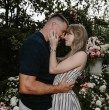 La reina del pop estadounidense, Taylor Swift, y la estrella de la NFL Travis Kelce, cuya fastuosa boda llevó a cientos de celebridades a Nueva York, se casaron oficialmente, confirmó una representante de la cantante el viernes.