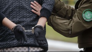 Uno es menor de edad: Carabineros detiene a 2 sujetos con antecedentes por disparar en la calle