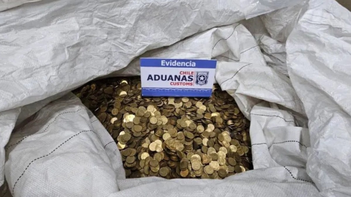 Frustran millonario contrabando oculto entre chatarra: Más de un millón de monedas de $10