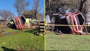 Voluntaria de bomberos muere y cinco de sus compañeros quedan heridos al chocar contra poste y volcar en la región de La Araucanía