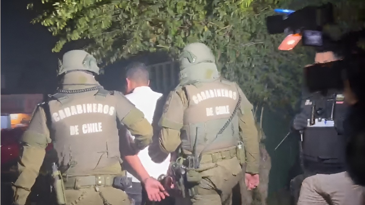 Sujeto fue detenido por homicidio frustrado tras amenazar con un cuchillo a mujer en Estación Central