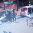 Conoce detalles sobre el robo que afectó a una mujer en la noche del sábado en la comuna de Ñuñoa. La víctima estaba estacionada cuando unos delincuentes la interceptaron y agredieron.