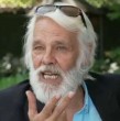 Conoce detalles sobre el paso del féretro de Fernando Kliche por la Pérgola de las Flores, donde fue recibido con pétalos y bocinazos por parte de personas que le quisieron brindar un último adiós.