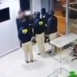 Conoce detalles sobre el violento episodio protagonizado por unos falsos PDI que llegaron a un edificio para efectuar un delito, en el que terminó con un conserje lesionado. Todo ocurrió en la comuna de Independencia.